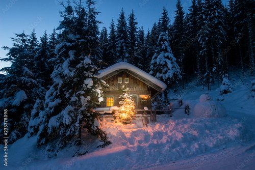 Foto-Schiebegardine ohne Schienensystem - Illuminated wooden house with snowman and Christmas tree on snowy landscape (von Westend61)