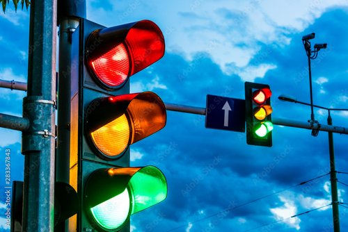Foto-Vorhang - Traffic lights over urban intersection (von monticellllo)