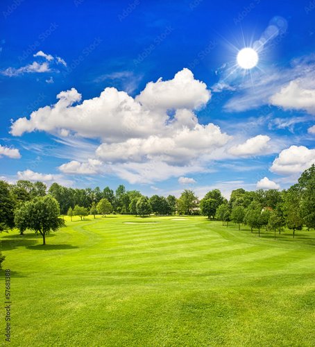 Jalousie-Rollo - golf course and blue sunny sky. green field landscape (von LiliGraphie)