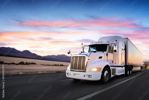 Foto-Duschvorhang nach Maß - Truck and highway at sunset - transportation background (von dell)