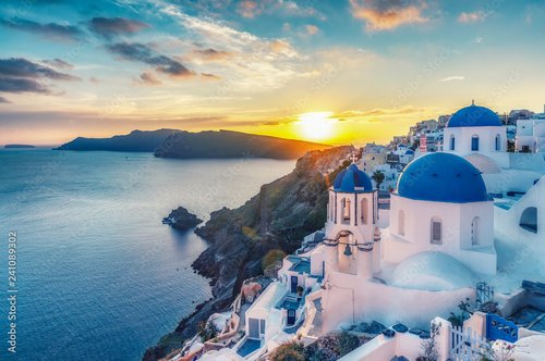 Jalousie-Rollo - Beautiful view of Churches in Oia village, Santorini island in Greece at sunset, with dramatic sky. (von Funny Studio)