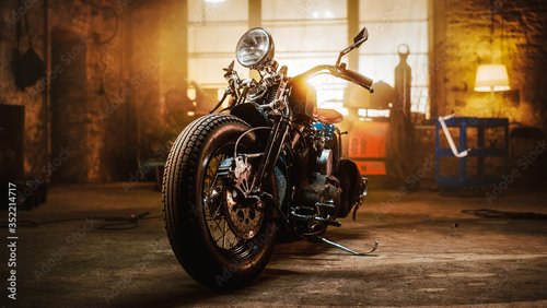 Foto-Duschvorhang nach Maß - Custom Bobber Motorbike Standing in an Authentic Creative Workshop. Vintage Style Motorcycle Under Warm Lamp Light in a Garage. (von Gorodenkoff)