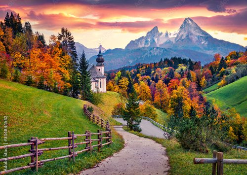 Jalousie-Rollo - Iconic picture of Bavaria with Maria Gern church with Hochkalter peak on background. Fantastic autumn sunrise in Alps. Superb evening landscape of Germany countryside. Traveling concept background.. (von Andrew Mayovskyy)